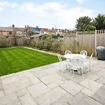 Contemporary 5 Bedroom With Garden North Finchley
