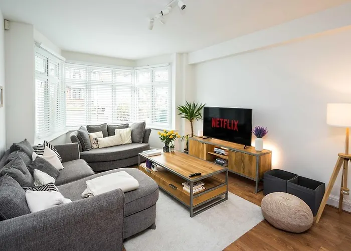 Contemporary 5 Bedroom With Garden North Finchley