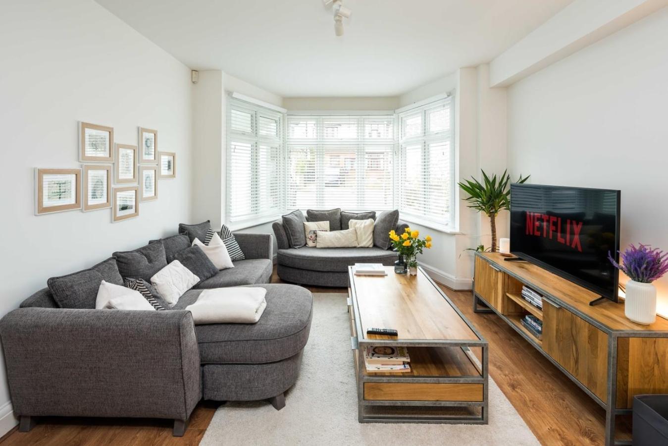 Contemporary 5 Bedroom With Garden North Finchley Holiday home *
