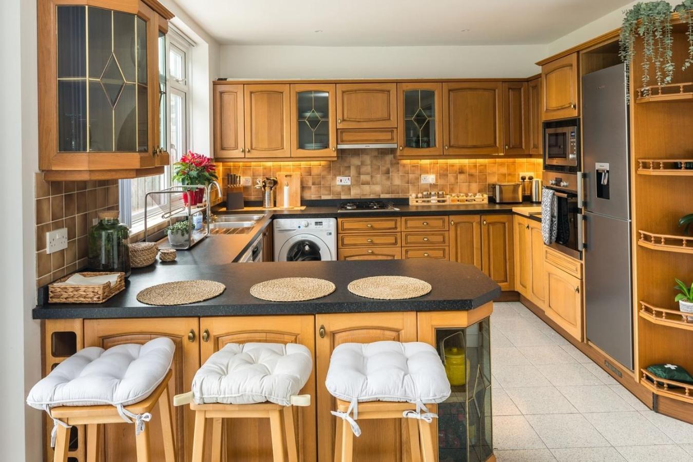 Contemporary 5 Bedroom With Garden North Finchley Holiday home *